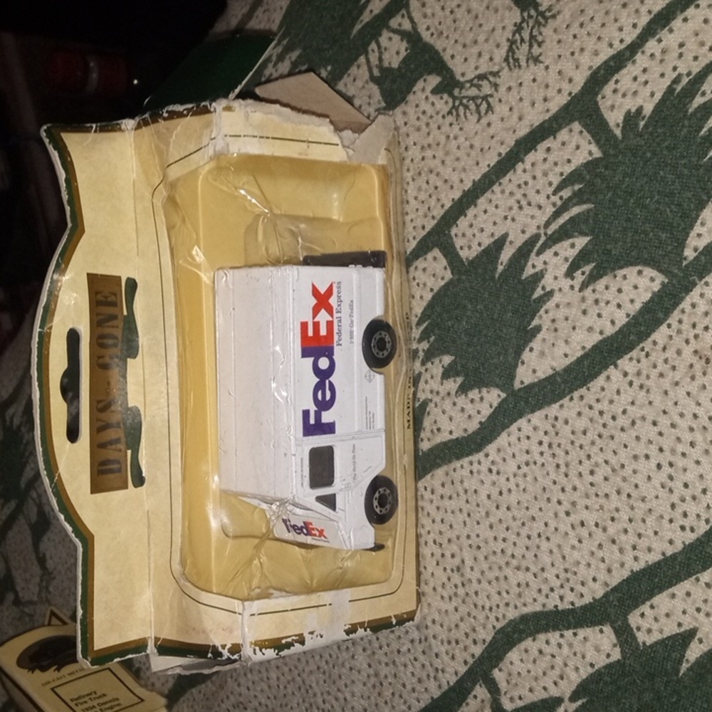 FedEx Express Step Die-Cast Delivery Truck features a diecast body days gone eng